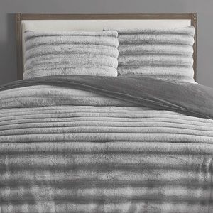 Queen - Faux Fur 3 Piece Comforter/Blanket Set - NEW Brand: Frye